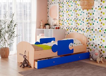Детская кровать с бортиками и ящиком Мозайка, корпус Млечный дуб/фасад Синий (ламели) в Норильске